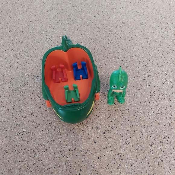 Disney PJ Masks Green GEKKO figure and vehicle Greg Toys & Collectibles - Picture 5 of 6